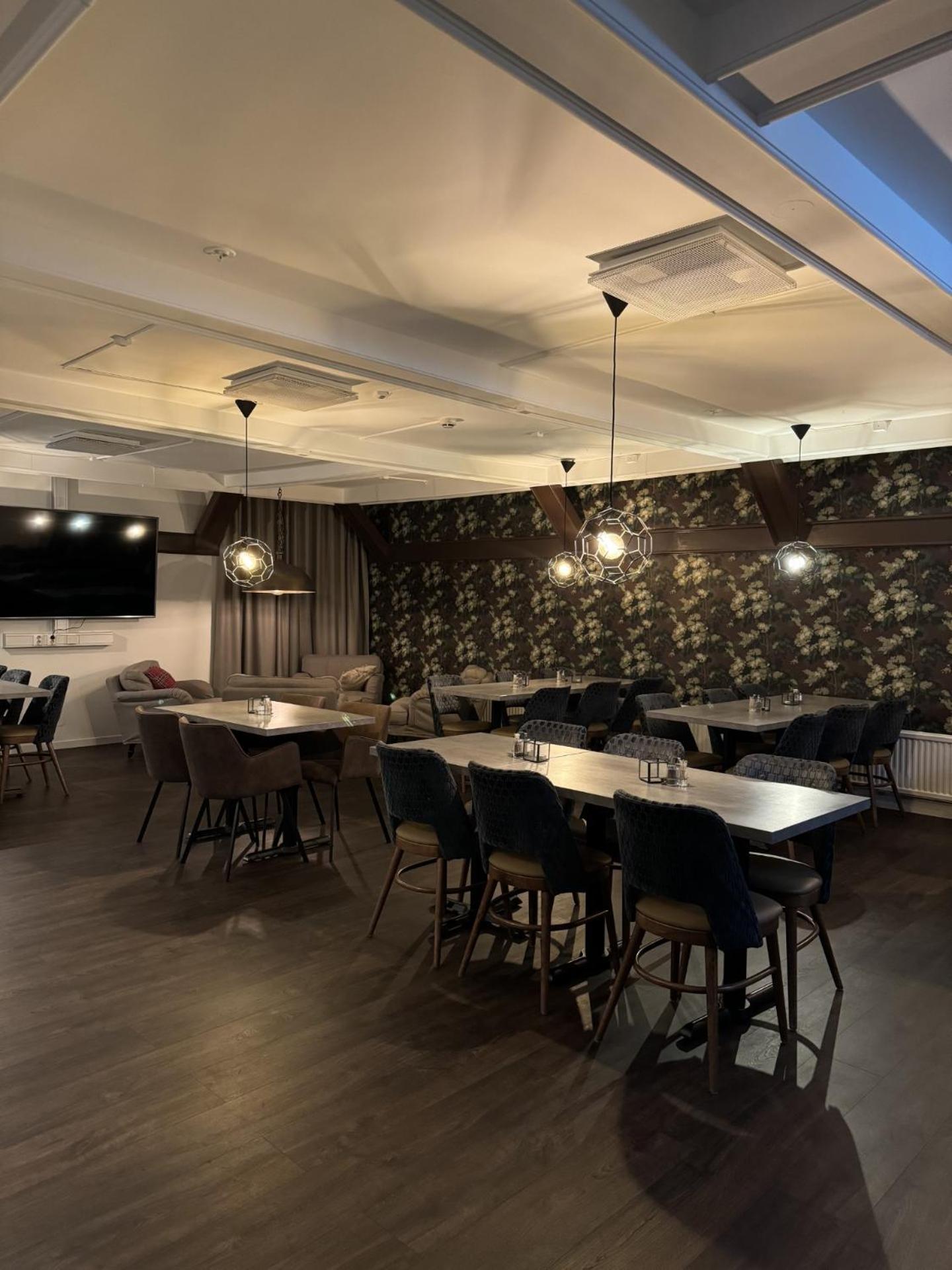 Gylle Hotell & Restaurang Broedernas Бурленге Экстерьер фото